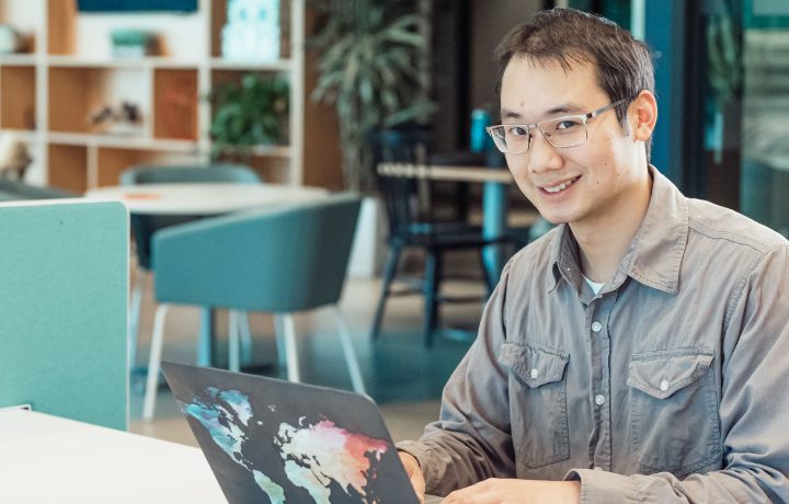 Chủ website ngồi làm việc với laptop tại văn phòng