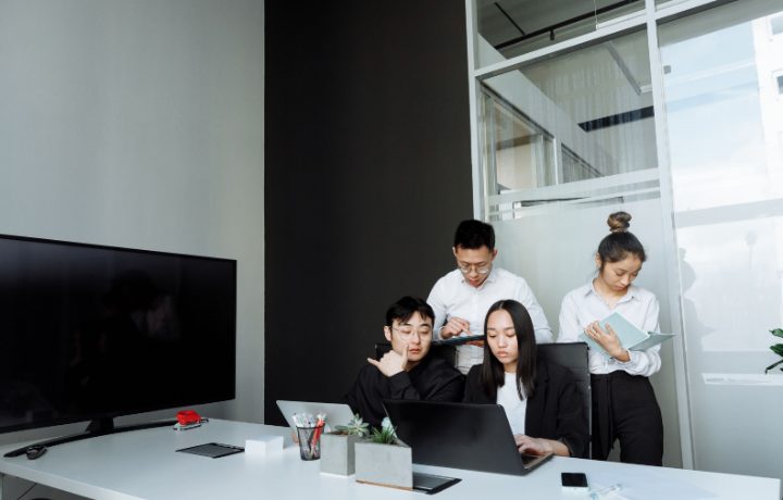 Đội ngũ doanh nghiệp họp bàn về nội dung và hiện diện tìm kiếm